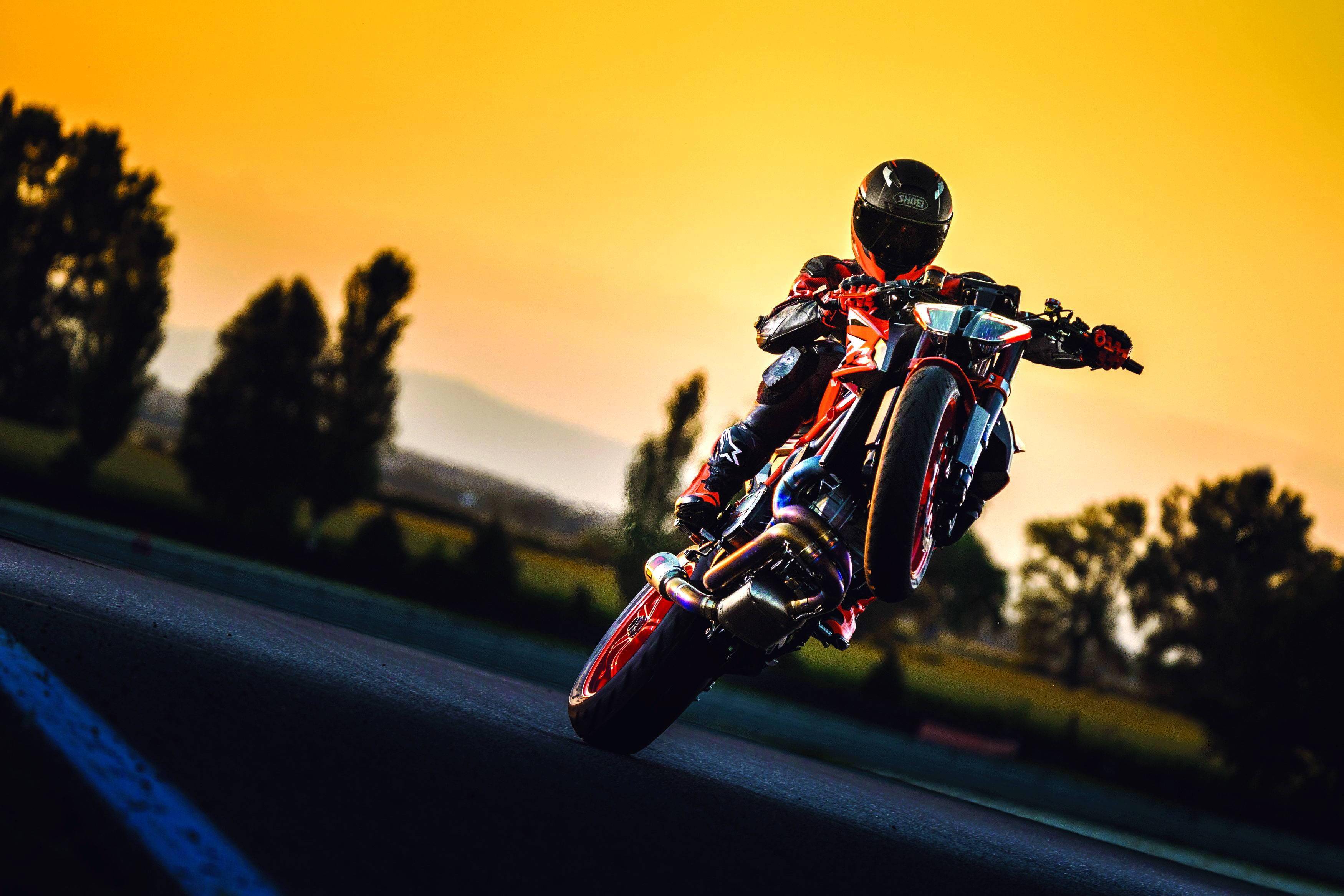 2022ktm1290supedukerrevo户外特写2