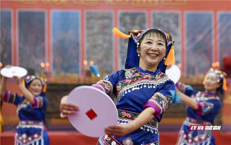 江永县千家峒瑶族乡盘王广场,瑶族同胞载歌载舞庆祝盘王节.