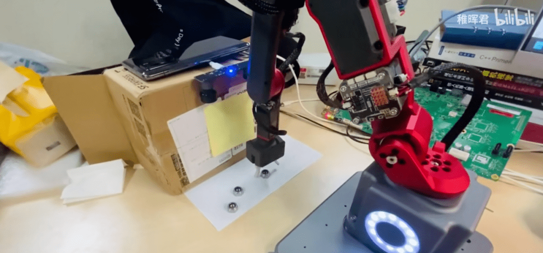 「天才少年」稚晖君调戏机械臂！加上AI视觉，2小时学会抓螺母