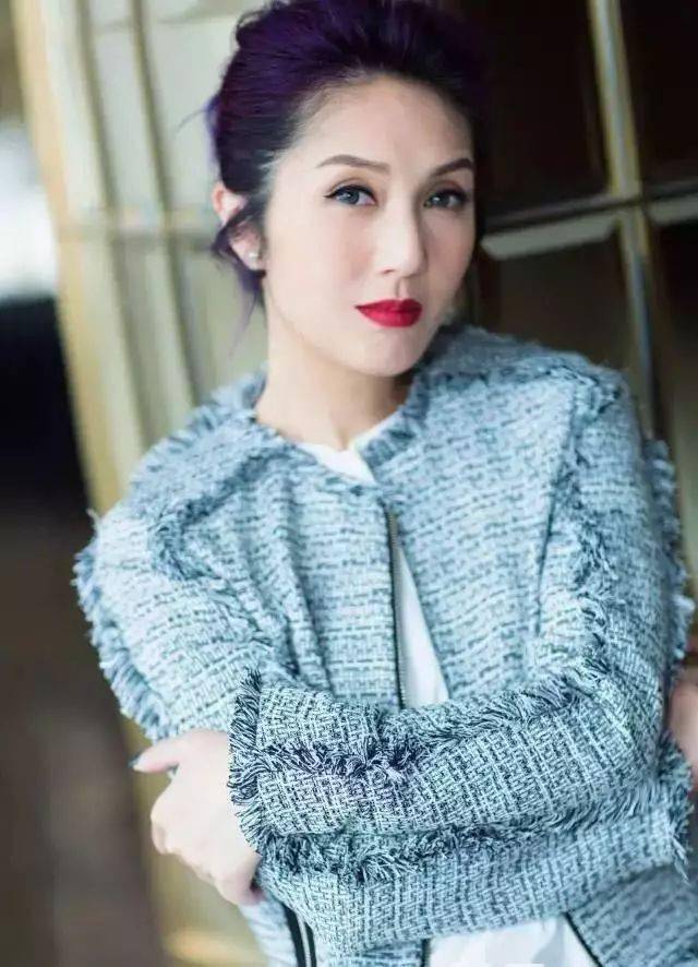 围观明星杨千嬅谢霆锋今日现身汕头老家祭祖现场人山人海