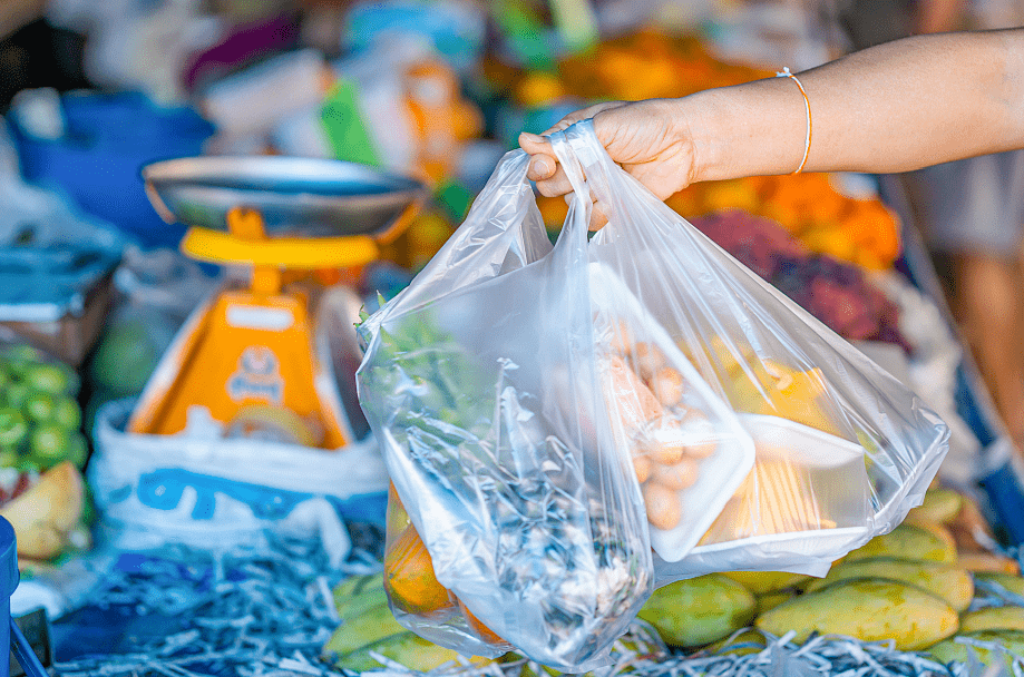 收集容器里(受到污染的塑料食品包装袋要投放至其他垃圾收集容器里哦)