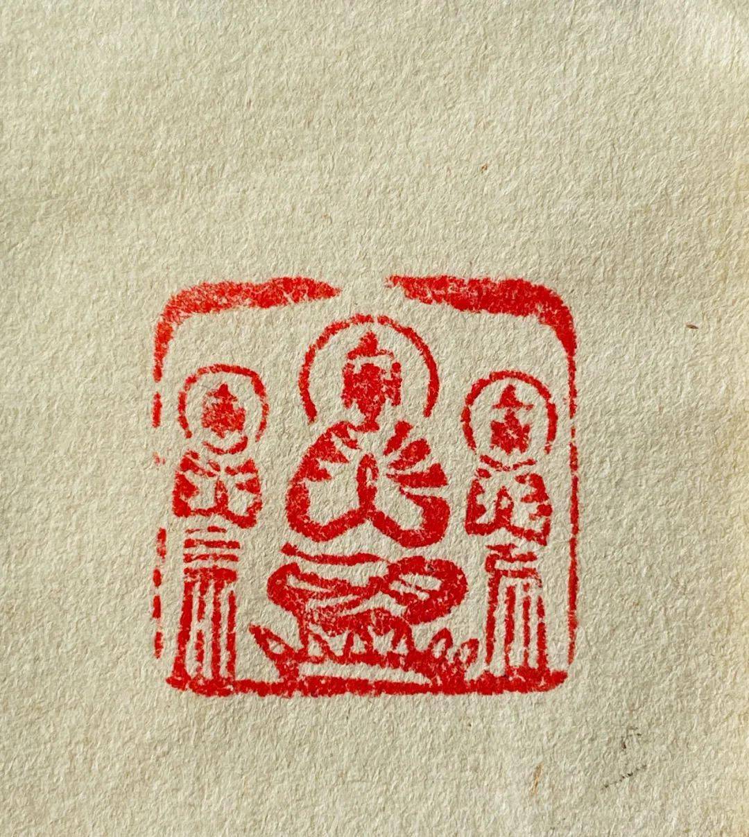 此寿山芙蓉朱砂石刻佛像章雕佛像印章是《用之美》专栏最近接受藏家