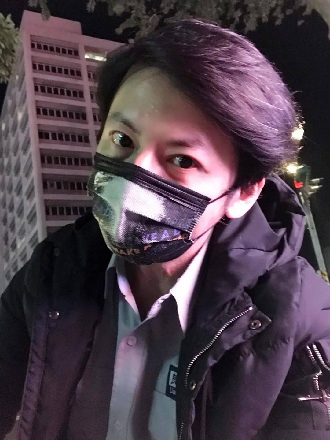 47岁男星转行当保安,每天工作12小时需扫烟头,皮鞋开裂补好再穿_简家