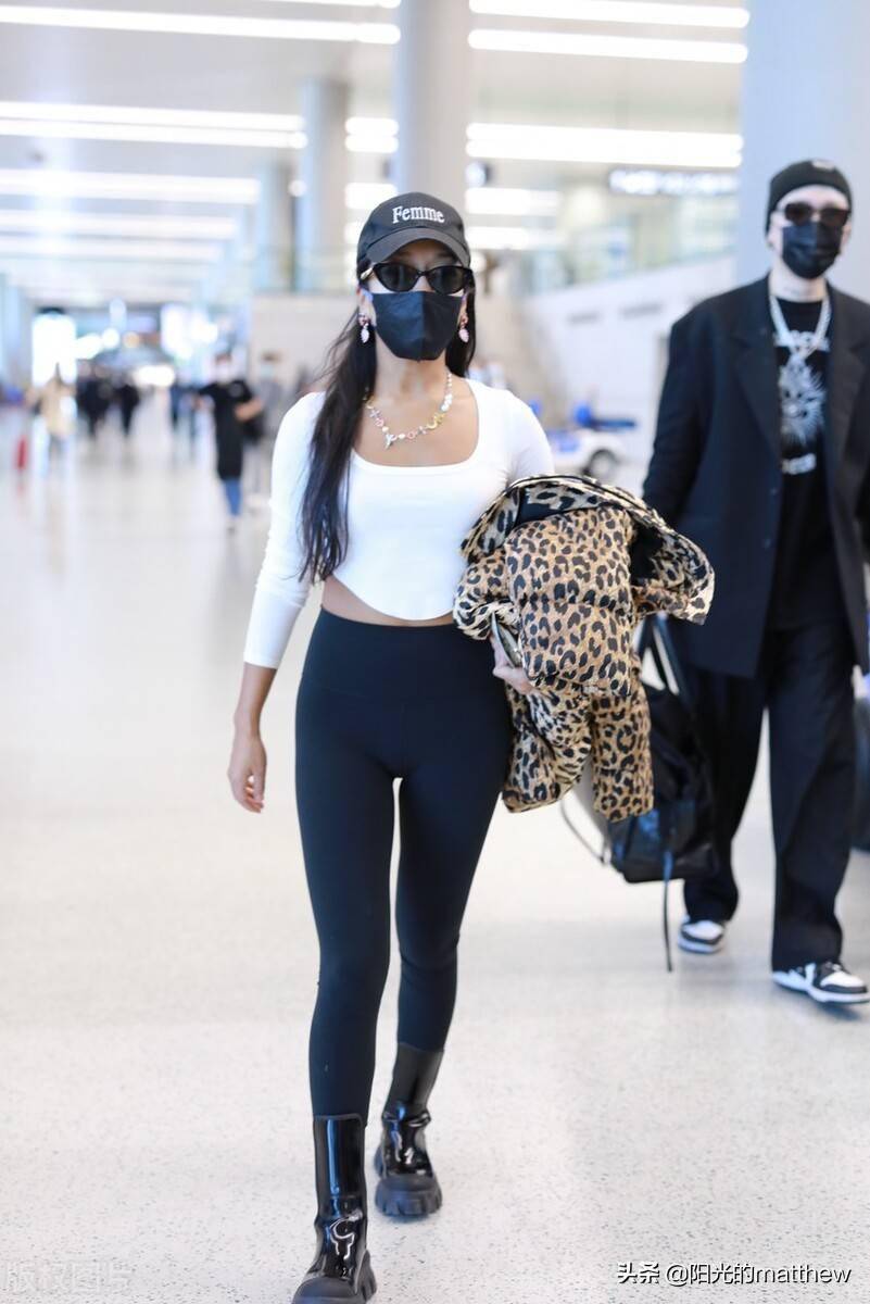 街拍:吉克隽逸豹纹外套 白色露腰上衣 黑色紧身裤性感迷人_机场