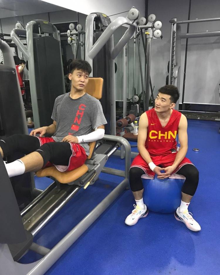 预赛|孙铭徽晒合照调侃赵睿：你说你咋就白不了呢？