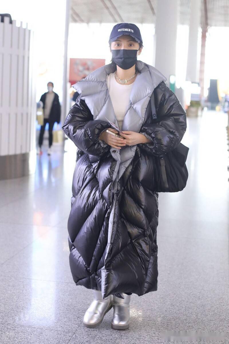 街拍:徐冬冬黑色长款面包服 银色雪地靴 棒球帽蓬松温暖