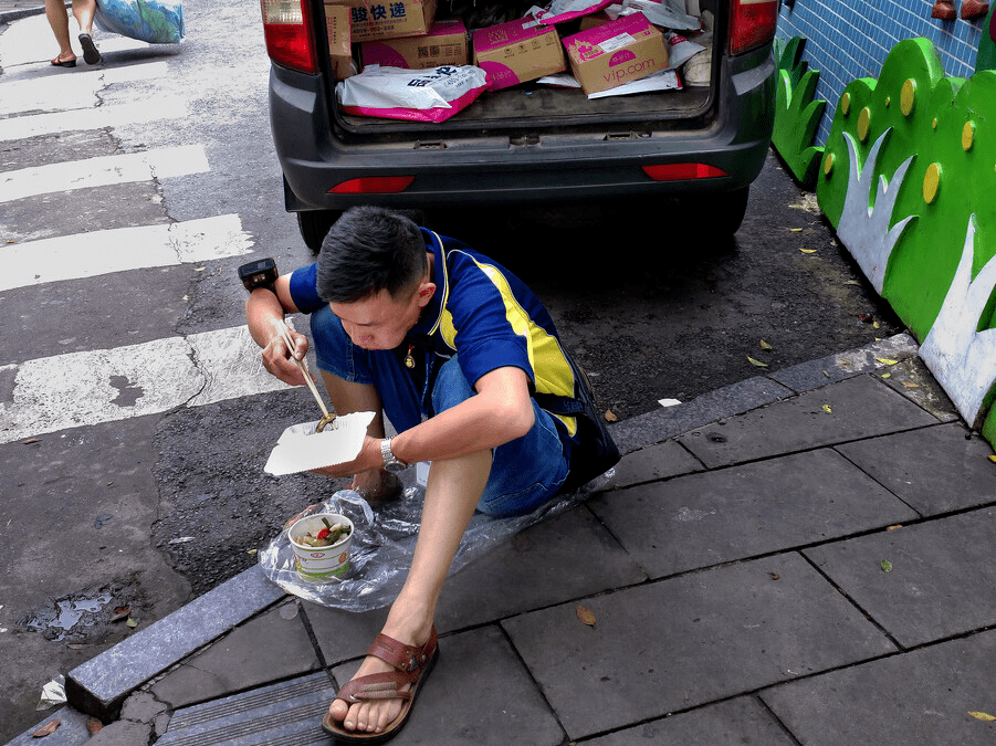 留给大家的除了笑脸,就是背影用脚步丈量日出到日落的距离他们早起