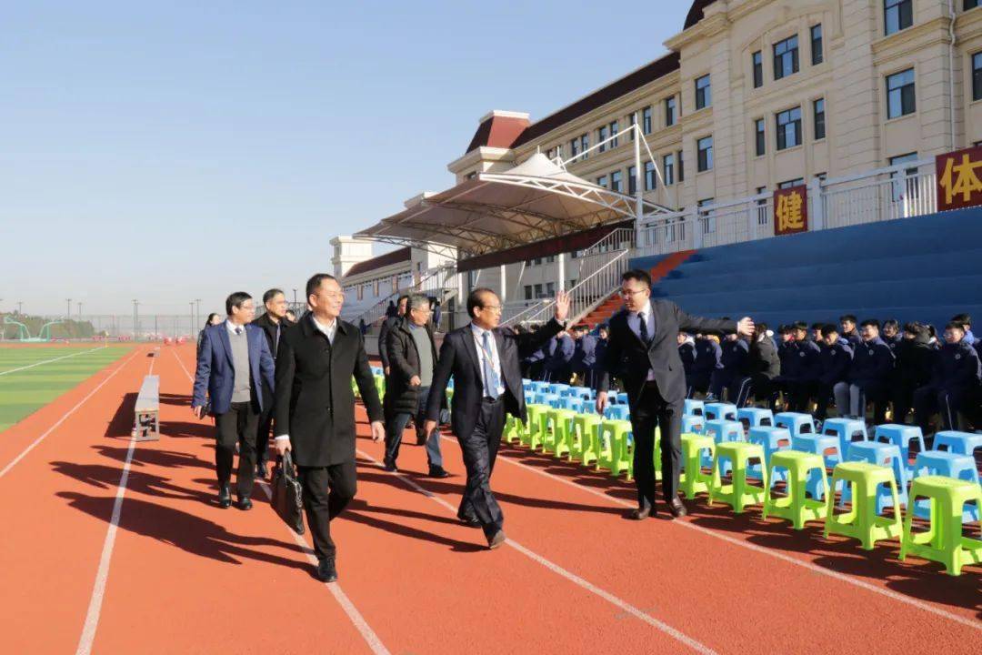 在县教体局领导郭毅,孙海燕等的陪同下到深泉外国语学校,平阴四中