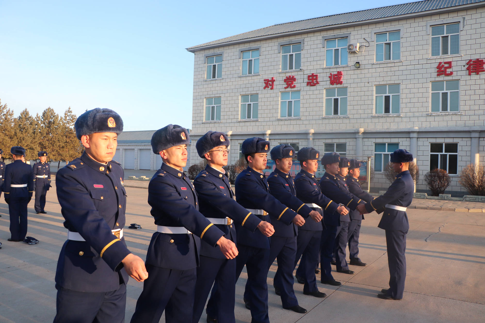 呼伦贝尔市森林消防支队海拉尔区大队认真组织全体指战员对全国应急