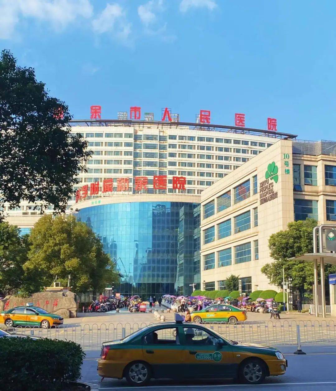 我花了半天的时间,走进新余市人民医院,走进医院大楼里的人群.