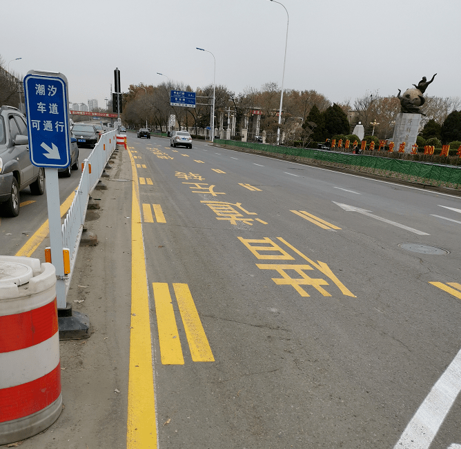 受車流量較大影響,車輛自中山門立交橋方向沿東興路由北向東左轉光華