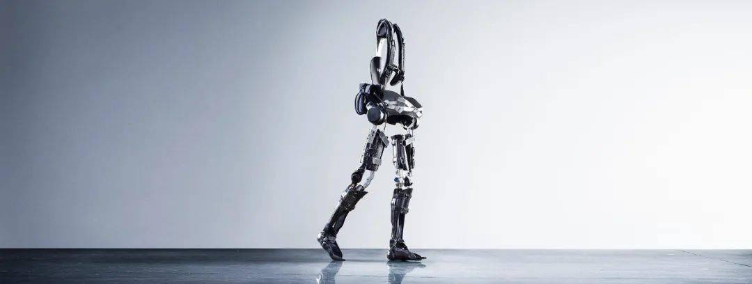 穿上「钢铁战衣」走路后，我看见另一个世界