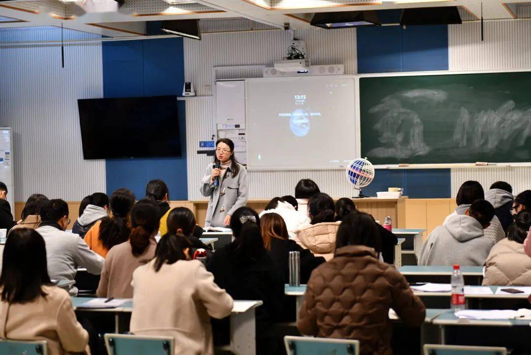 课后,沈飞峰老师和龚雅娥老师介绍了教学设计及进行了课后反思,各小组