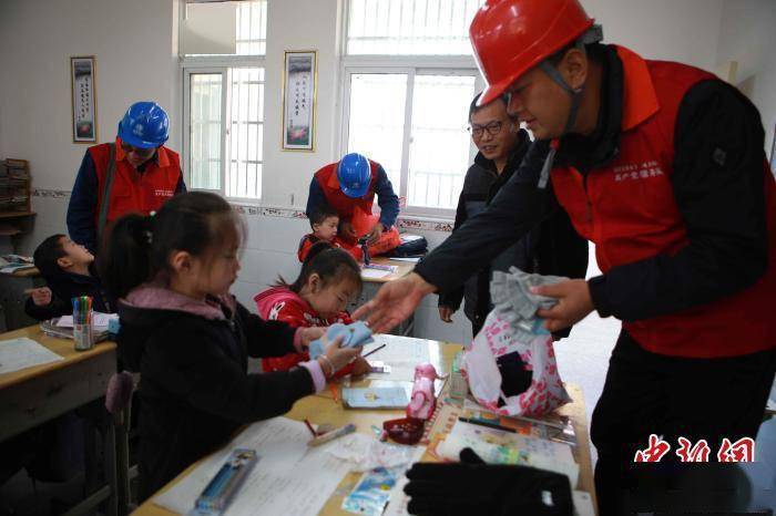 岳西|安徽岳西：大别山“袖珍小学”的“明灯”