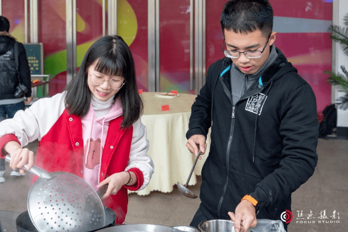 (金怡参加杭州电子科技大学厨神争霸赛并获二等奖)