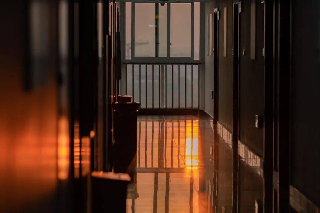 暮色落日悄悄地跑了进来不知何时光会停止对地面的照耀是否光影会寄存