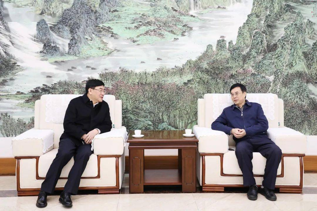 韦军与桂林市委常委,政法委书记周卉座谈调研期间,韦军一行先后来到