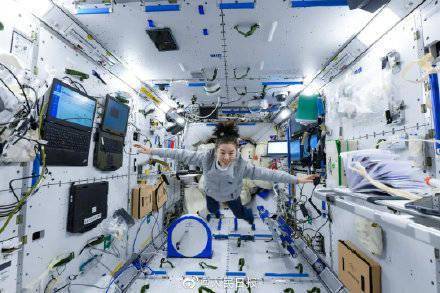 翟志刚叶光富拍摄的王亚平美图