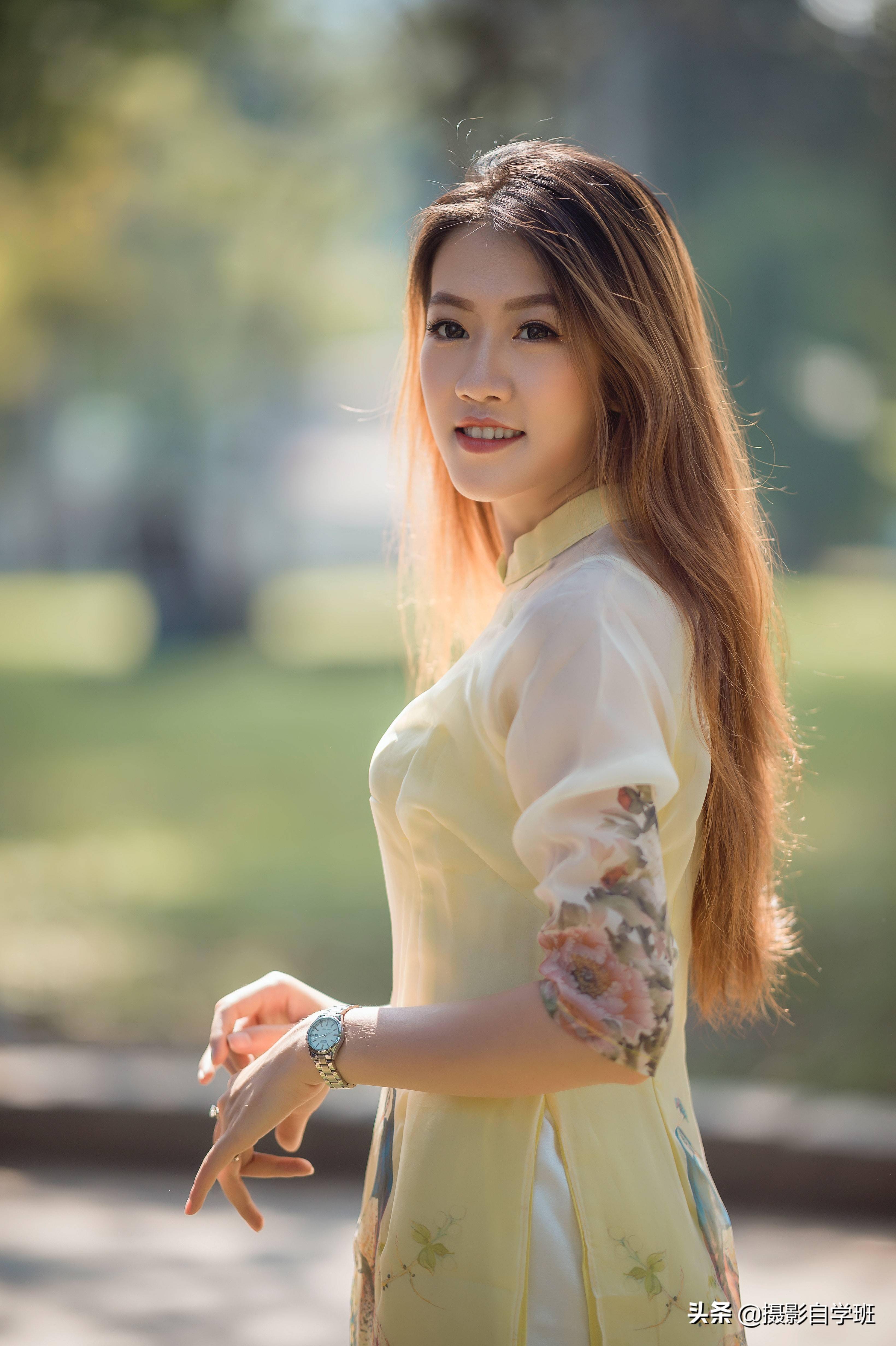 镜头与光源在同一方向,我们叫做顺光拍摄,顺光拍摄,往往在人物的面部