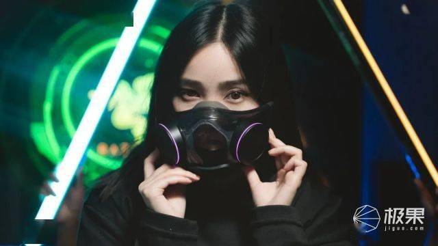 超酷炫「智能口罩」问世！主动通风+电竞灯效，2000买它值吗！？