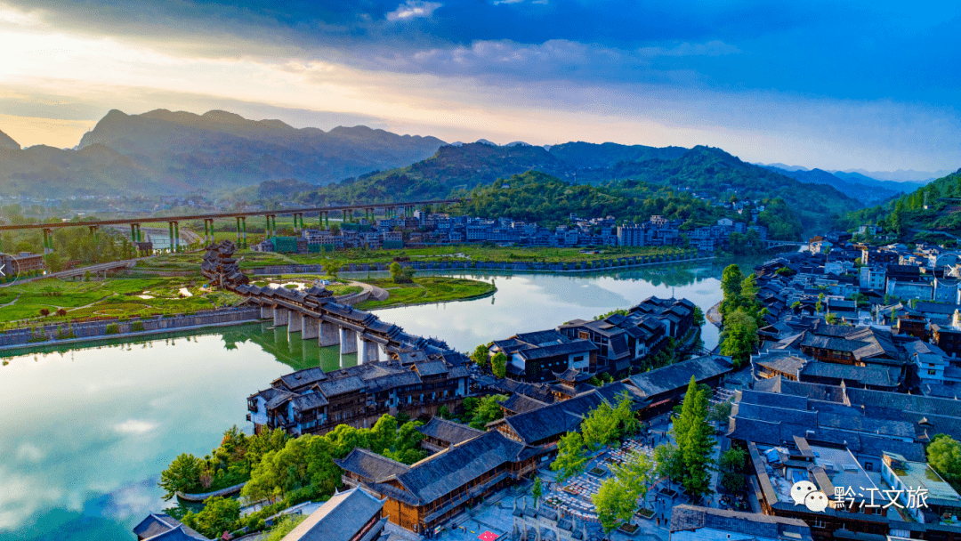 群行走在古鎮青石板路雕花木製風雨橋百年曆史古戲臺阿蓬江畔千年古鎮