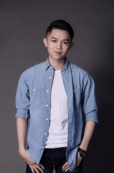 伍家辉 (饰演 柳梦梅)青年戏曲编导,服装设计师.