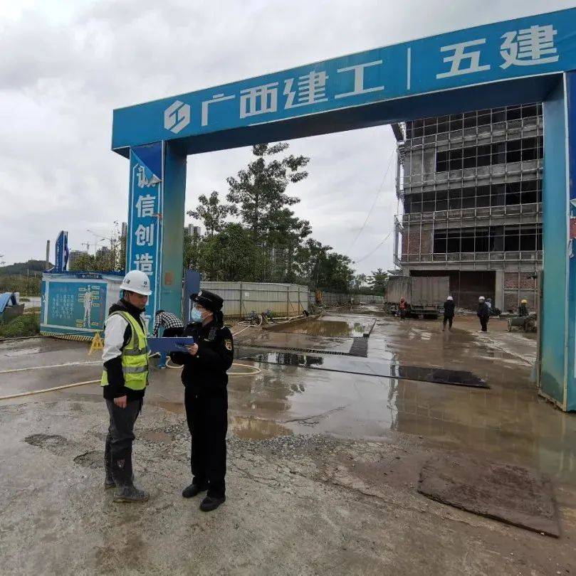 【创城进行时】助力打赢蓝天保卫战 推进扬尘治理 城管宣传进工地执法 