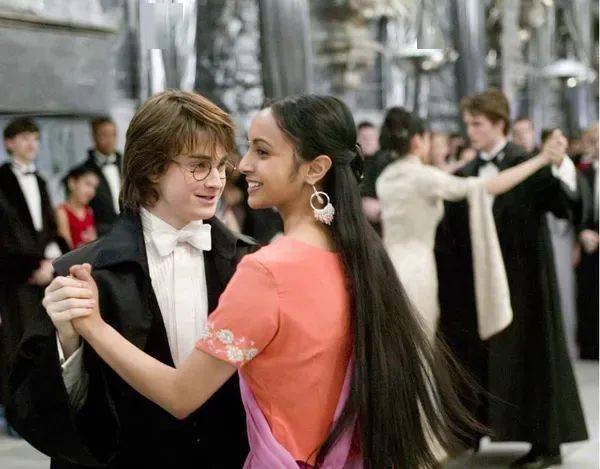 冬天,属于舞会的季节事实上,在《哈利波特》原著中,圣诞舞会一直是