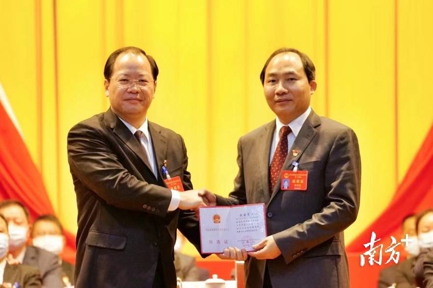 选举黄国杰为清新区人民政府区长;选举孟湘纹(女),欧阳振,张国力,罗文