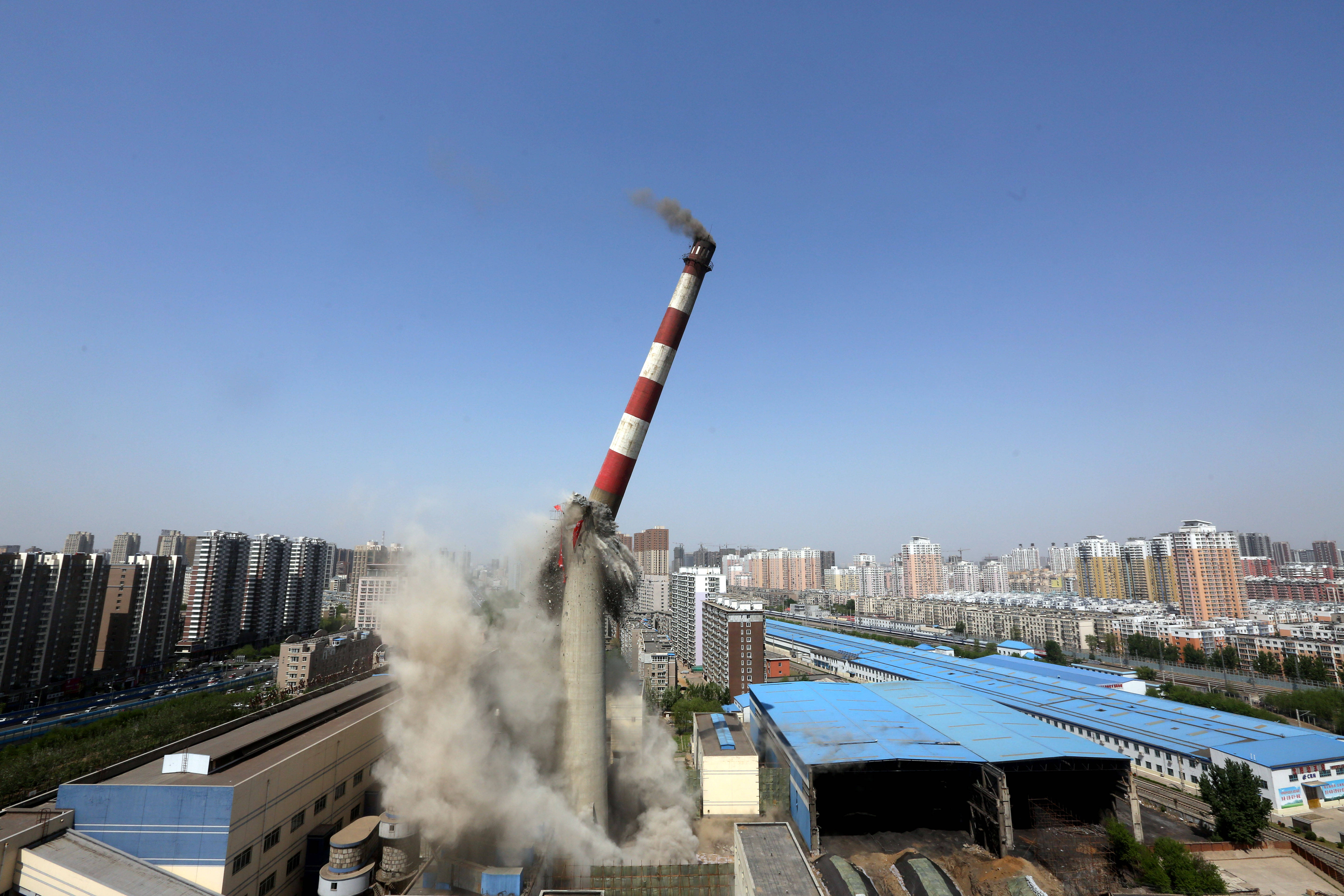 位于沈阳市北一路的一座150米高大烟囱爆破成功(2014年4月28日摄)