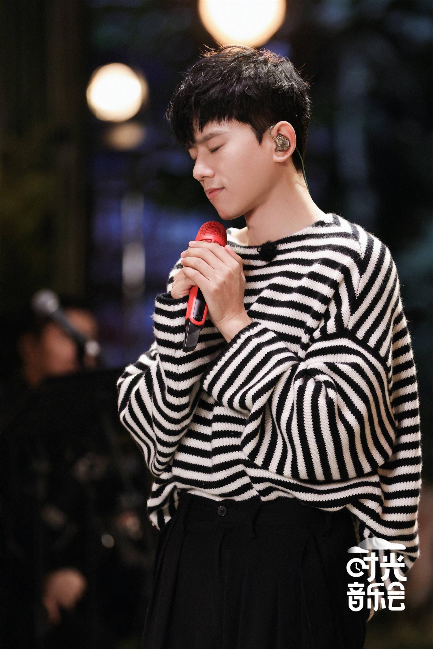 图片|《时光音乐会》众歌手演绎张杰金曲，神秘嘉宾现身引欢呼