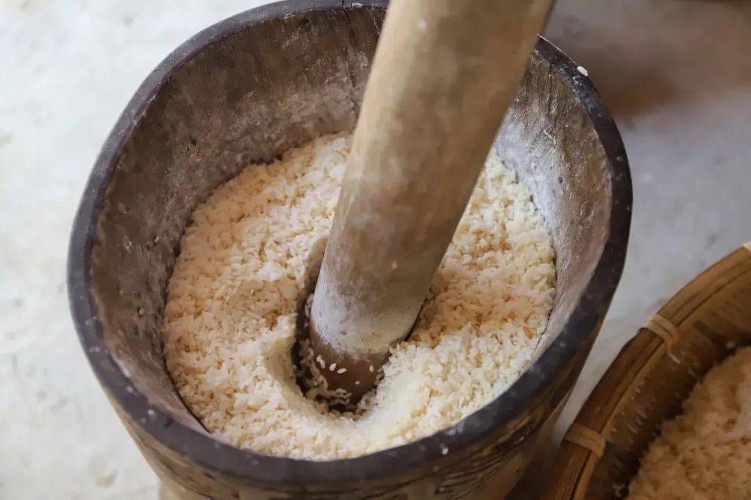 经过淘米,晾干,石臼舂米,炒米等步骤制成配料待用,再选用山间溪流中的