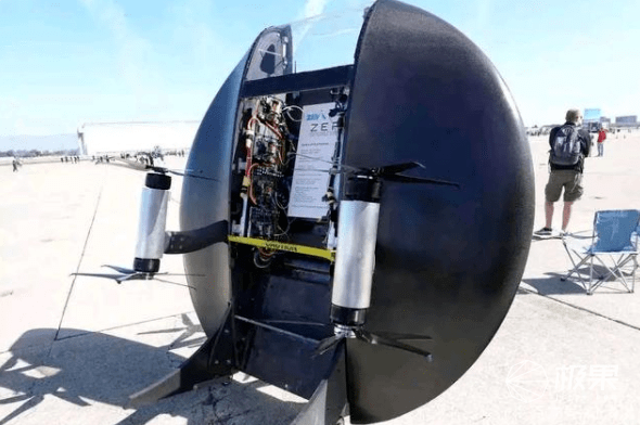 老外打造奇葩电动“飞碟”！乘客只能趴着，每小时飞257公里...