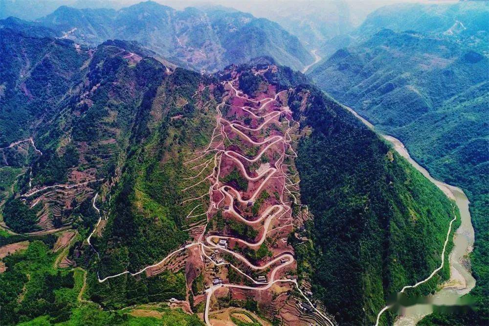 赤水河环线扶贫公路十八道拐