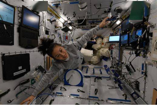 全球拍天宫丨冒着八级大风追“星”，只为留下天空最美的划线