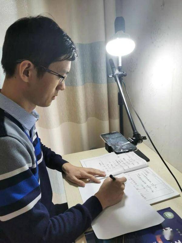 这个宝藏老师藏不住了！花式教学，课堂上表演“功夫片”