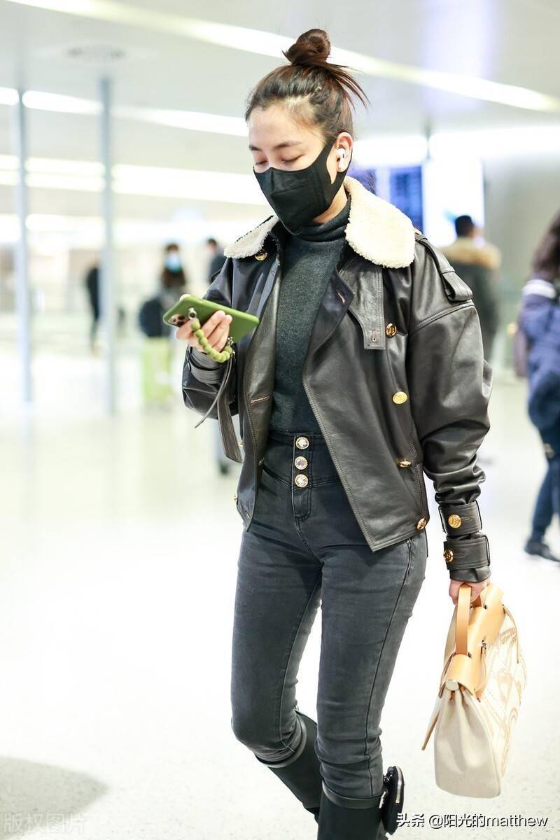 街拍:马苏穿黑色皮衣高筒靴酷炫大姐范儿_机场_酷飒_马苏