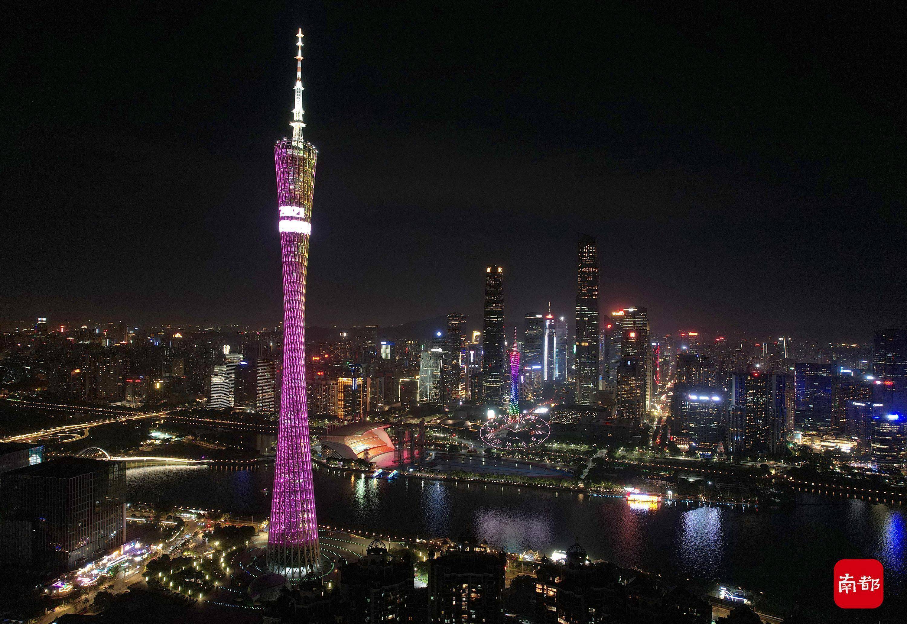 广州夜空,两座"小蛮腰"明亮闪烁.