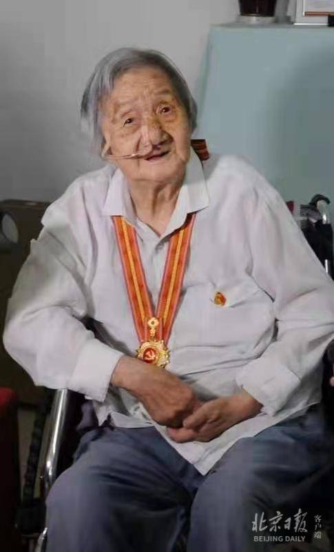 太感人！100岁荣获“七一”勋章，瞿秋白独女瞿独伊用俄语高唱《国际歌》_杨之华