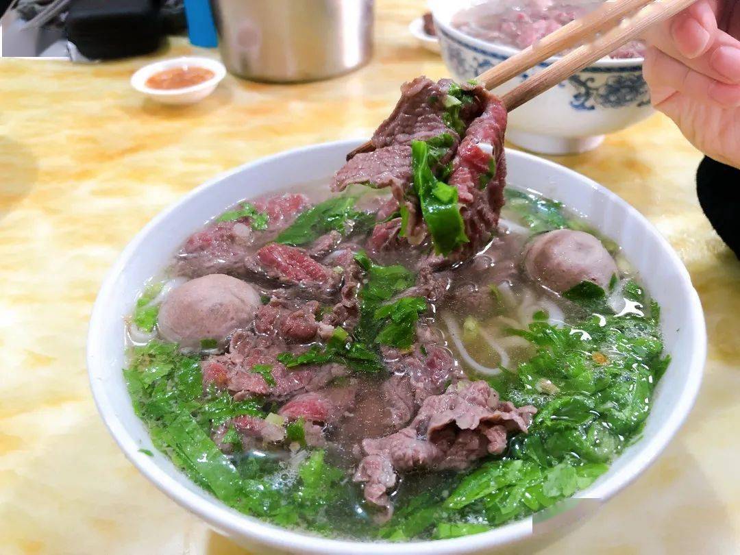 或者来一碗牛肉粄汤,煮粄条,焯牛肉,舀肉丸,撒芹菜,淋汤汁,所有酱料和