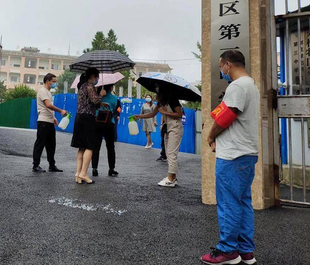 六枝特区第三中学开展秋季学期九年级开学流程暨疫情防控应急处置演练