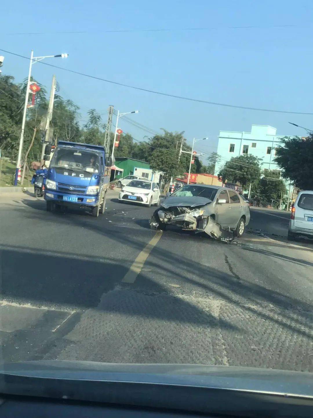 网友报料:  11月24日早上8点半左右,陆丰大安南溪路口发生车祸,两辆