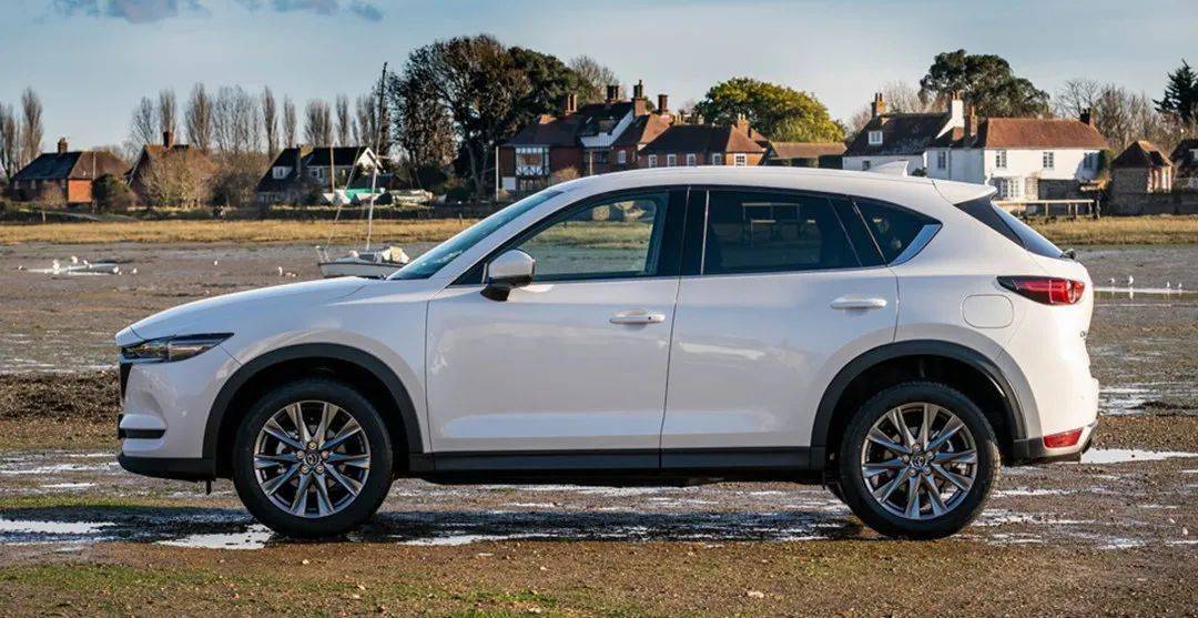 后驱suv排行榜_纵置后驱配6缸引擎,日系又一豪华SUV亮相,纯进口比宝马X3还好看(2)