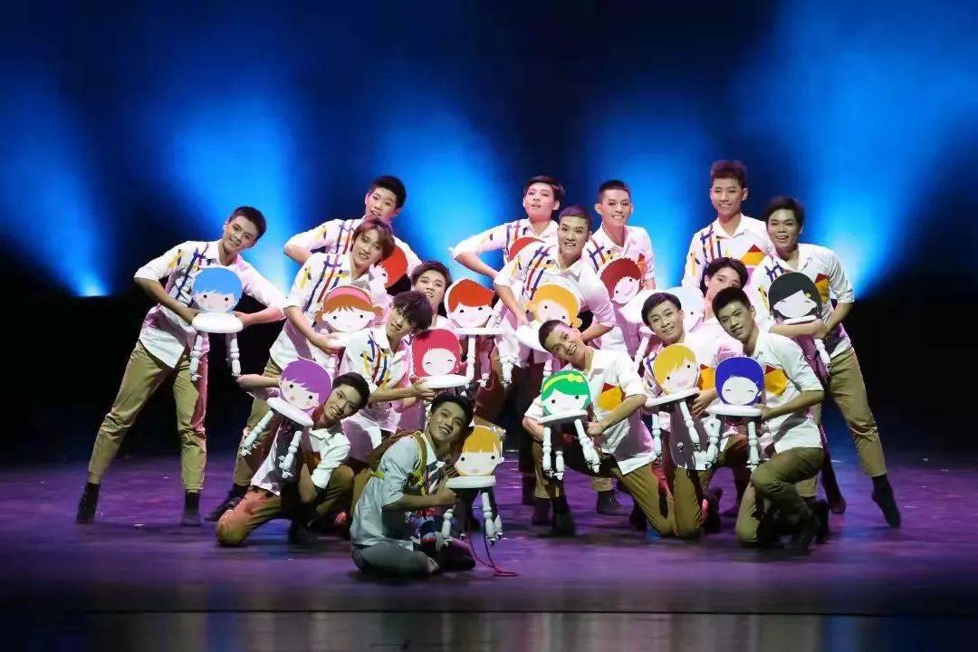 群舞《男幼初心》编导:李孙灶,郑东霞,郑东东表 演 者:李孙灶,陈红斌