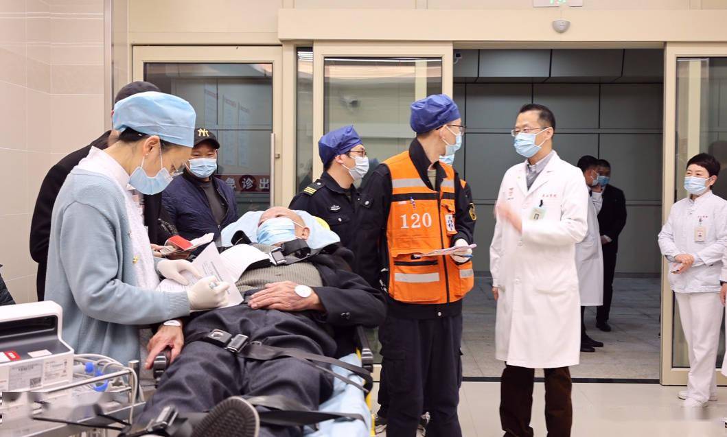 流程|上海多家医院关闭门急诊服务 张文宏：按标准流程排查次密接