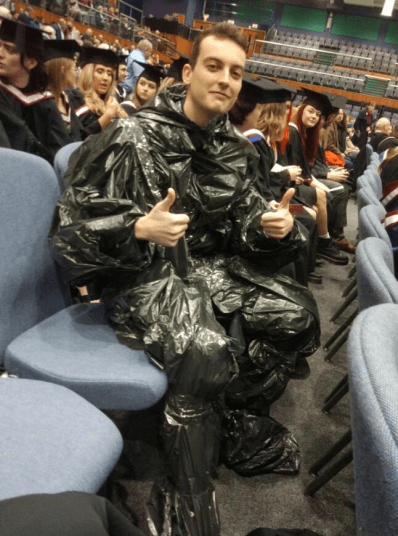 國外一畢業生因「太窮」披垃圾袋參加畢業典禮 娛樂 第1張