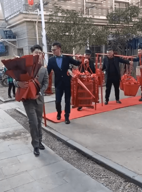 他们一共准备了18副担子,担子里面装着各种订婚礼品,而在打头阵的担子