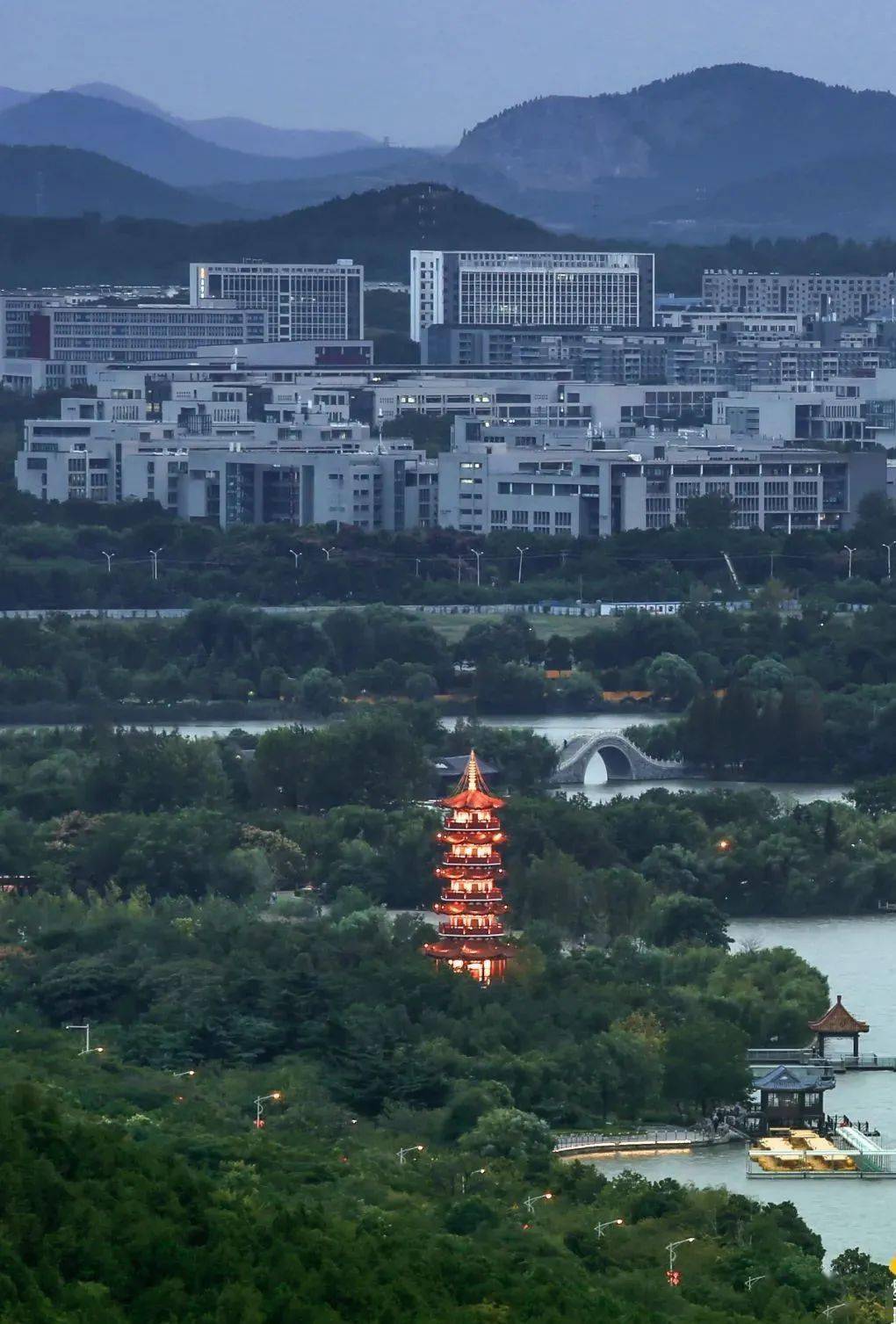 樓 是當年最高的建築 在抗日戰爭時期肩負著 防空警報的責任 在徐州這