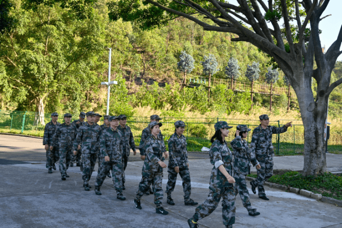 化龙镇领导班子成员开展军事日活动暨组织应急排基地化轮训