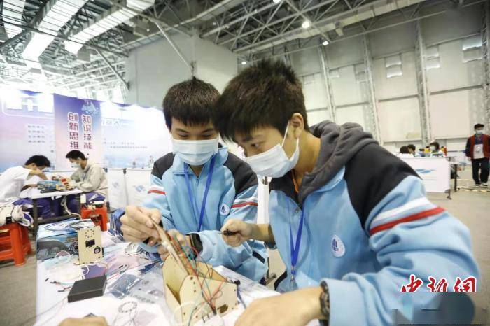 第十届广东省创意机器人大赛举办 比拼机器人创作